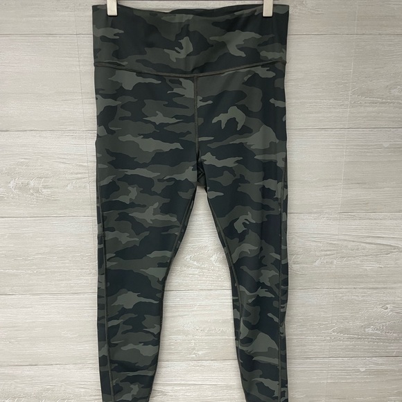 | Athleta | Ultimate 7/8 tight in camo. Size M. - Picture 8 of 12